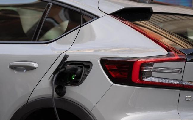 Un coche cargándose en un punto de carga público para coches eléctricos.