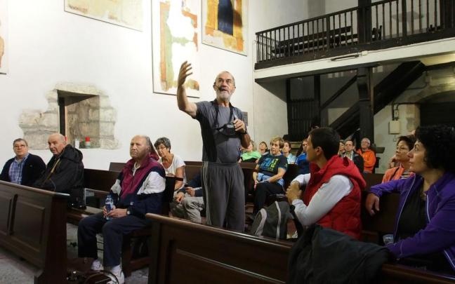 Peio Arrieta en la ermita de San Lorenzo, durante la marcha por las ermitas de Elgoibar que tuvo lugar en el año 2016.