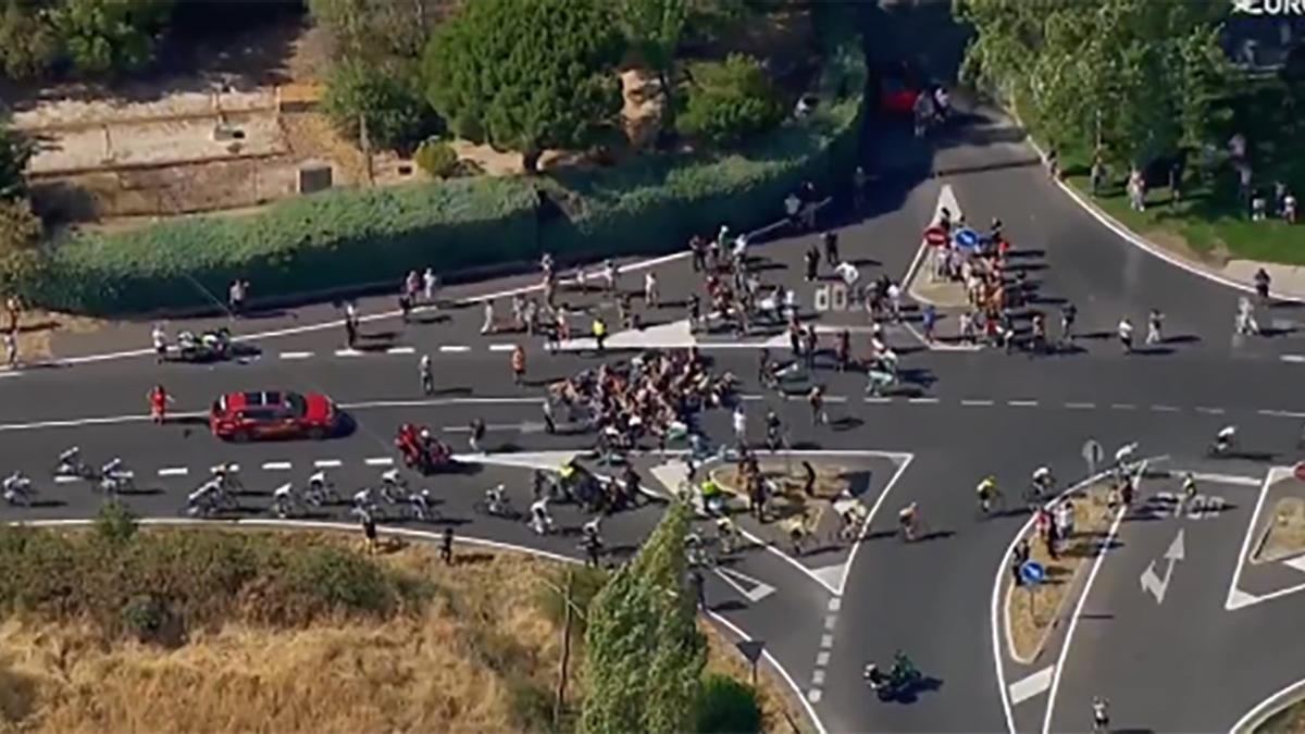 Momento en el que los ciclistas esquivan a los manifestantes que invadían la calzada.