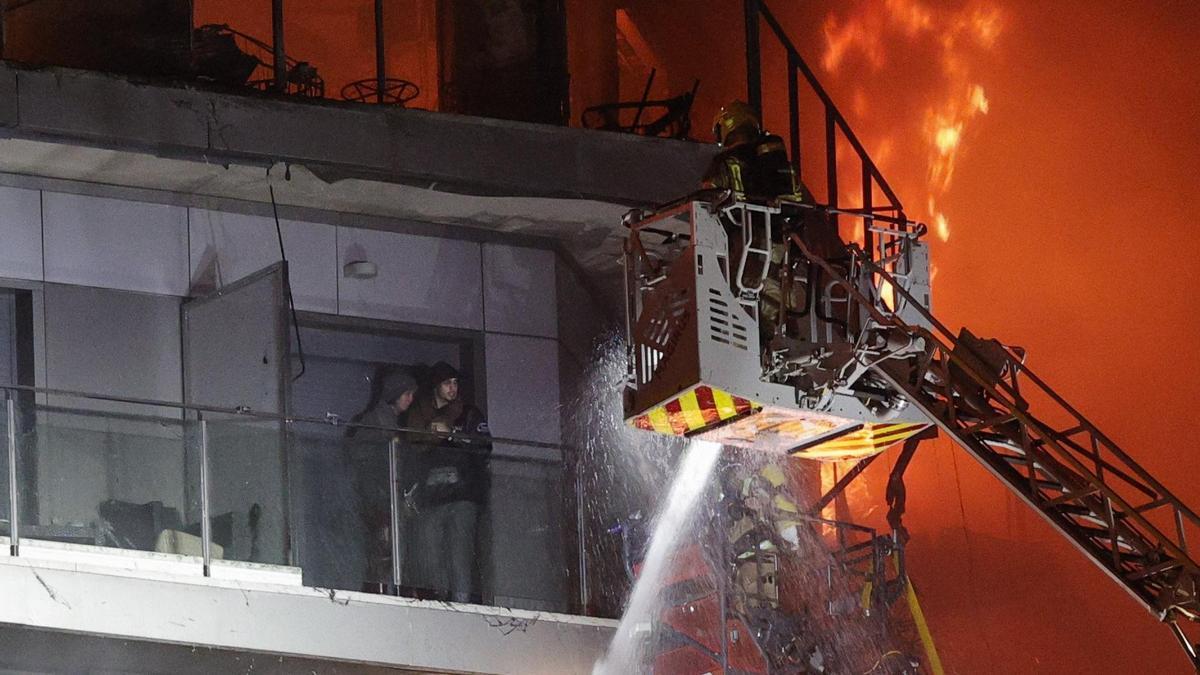 La pareja fue rescatada por los bomberos desde el balcón de su casa en el incendio de Valencia