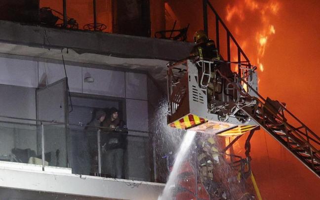 La pareja fue rescatada por los bomberos desde el balcón de su casa en el incendio de Valencia
