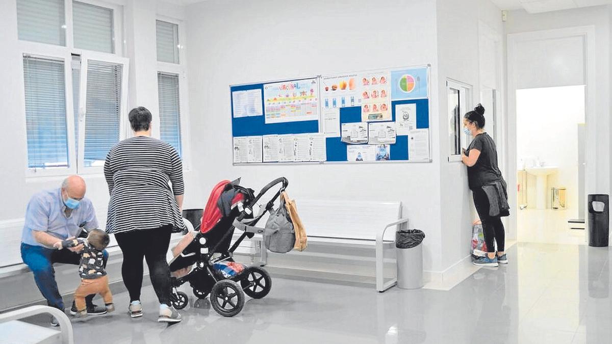 Personas esperando en la sala de espera de un centro de salud.