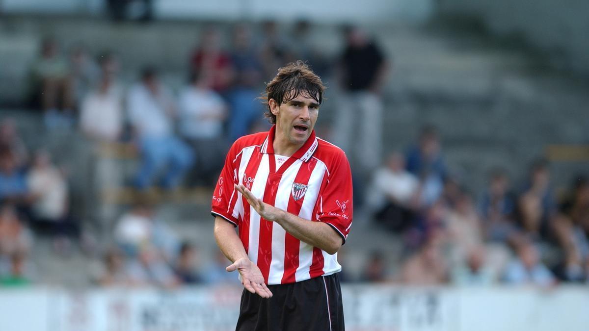 Aitor Karanka situa a la defensa del Athletic, durante el partido contra el Basconia