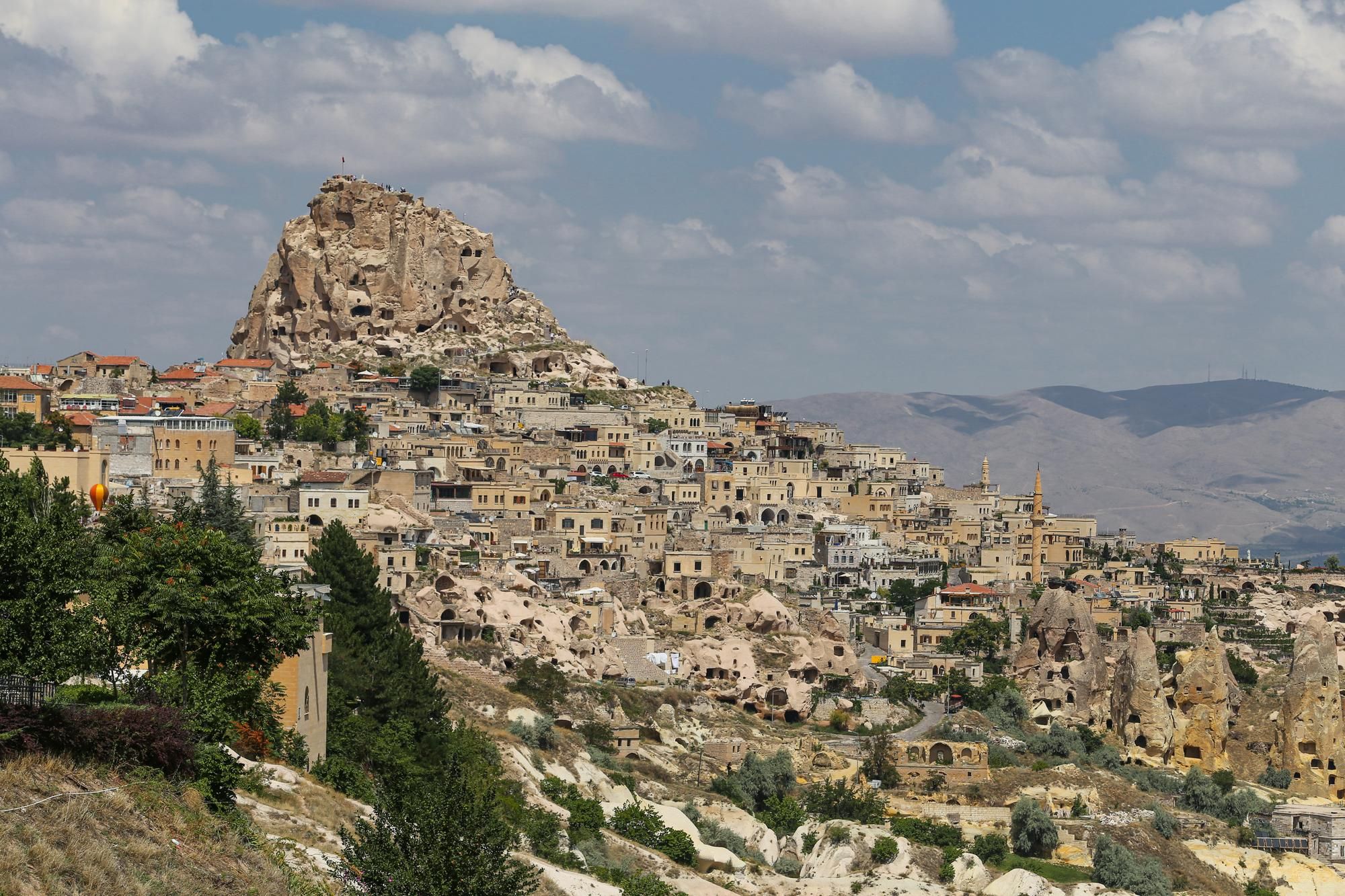 Vista de la ciudad turca de Uchisar repleta de cuevas excavadas en la roca.