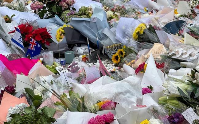 Ofendas florales en honor de los fallecidos en el atentado terrorista de Sidney.