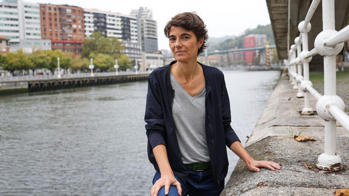 La coordinadora general del Movimiento Sumar, Rosa Martínez, junto a la ría de Bilbao frente a la sede de su formación.