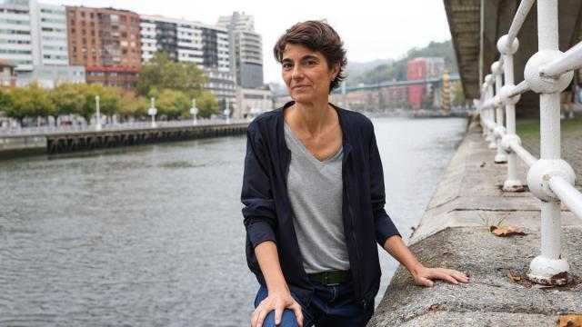 La coordinadora general del Movimiento Sumar, Rosa Martínez, junto a la ría de Bilbao frente a la sede de su formación.