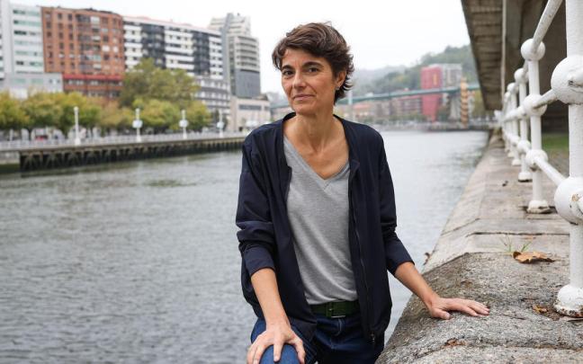 La coordinadora general del Movimiento Sumar, Rosa Martínez, junto a la ría de Bilbao frente a la sede de su formación.