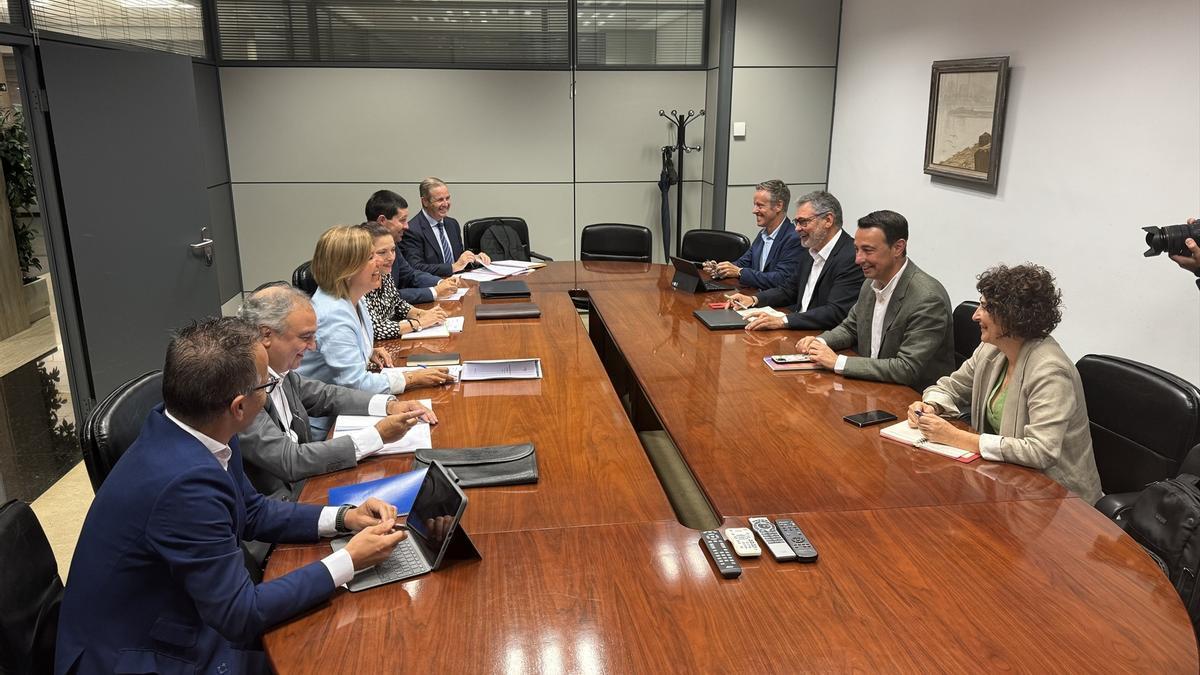 Reunión del consejero de Economía, Trabajo y Empleo, Mikel Torres, con una delegación de Confebask.