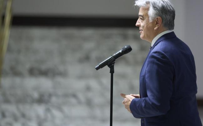 El presidente del PP de la CAV, Javier de Andrés, ofrece declaraciones momentos antes del pleno del Parlamento Vasco / Efe El presidente del PP de la CAV, Javier de Andrés, ofrece declaraciones momentos antes del pleno del Parlamento Vasco