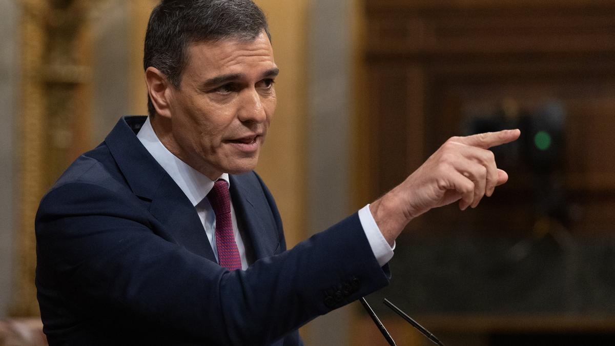 Pedro Sánchez se dirige al líder de la oposición en un momento de la sesión plenaria.