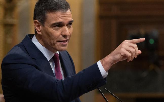 Pedro Sánchez se dirige al líder de la oposición en un momento de la sesión plenaria.