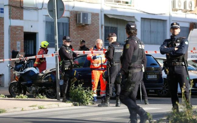 Agentes de la Policía Nacional, junto a un facultativo del 061 y un bombero, en el lugar del asesinato de una mujer a manos de su expareja en el barrio de la Fuensanta de Córdoba.