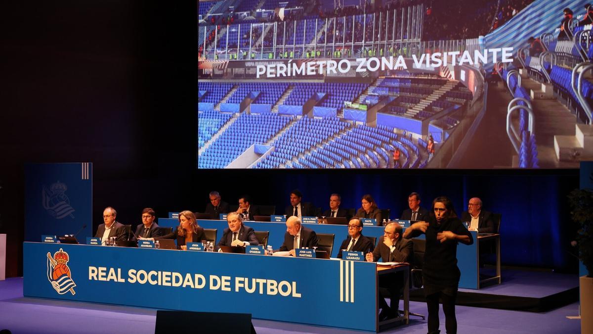 La Real celebra su junta de accionistas en el Kursaal. IKER AZURMENDI