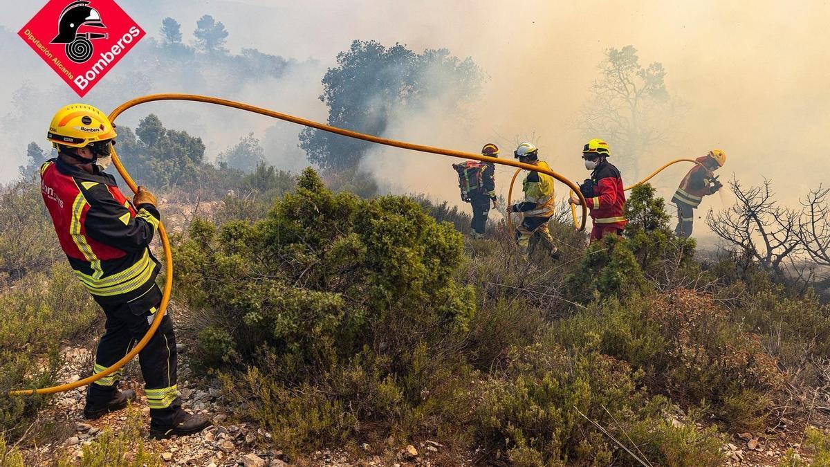 Bomberos dan por estabilizado el incendio forestal de Ibi (Alicante)
