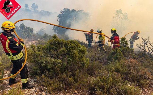 Bomberos dan por estabilizado el incendio forestal de Ibi (Alicante)