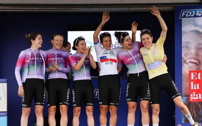 Celebración del Laboral Kutxa-Euskadi tras la victoria de Usoa Ostolaza.