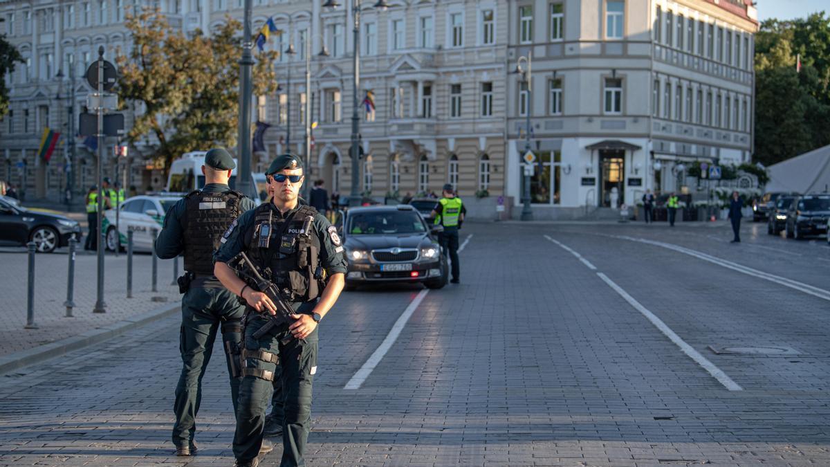 Agentes de policía en Vilna, Lituania.