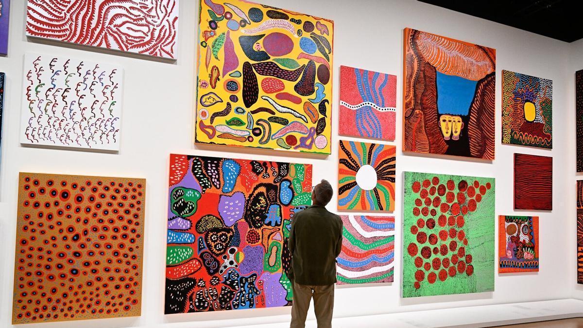 Un hombre observa varias obras de Kusama expuestas en el Museo Guggenheim en 2023.