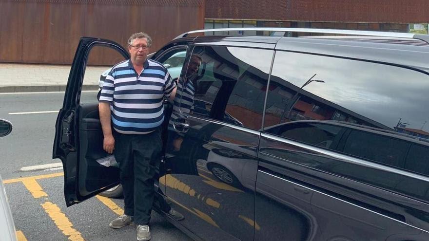 Fernando Alonso conduce el taxi adaptado que funcionará los días de fiestas patronales en Meatzaldea