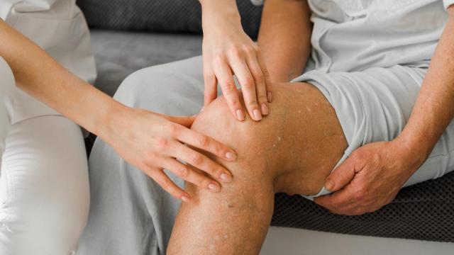 Las varices son venas inflamadas de color azul o morado que suelen aparecen en las piernas / Freepik Las varices son venas inflamadas de color azul o morado que suelen aparecen en las piernas