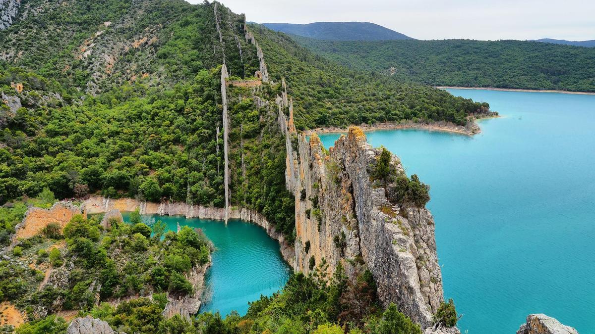 Las rocas afiladas junto que emergen del embalse.