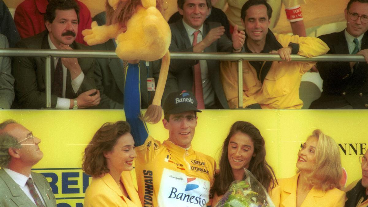Miguel Indurain, de amarillo en Donostia, salida del Tour de 1992.