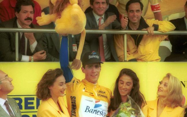 Miguel Indurain, de amarillo en Donostia, salida del Tour de 1992.