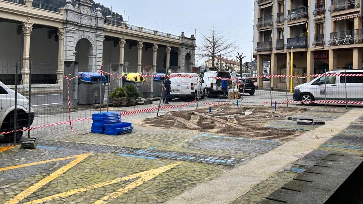 Inicio de las obras para la peatonalizacion de Gudarien Plaza, con el Paseo Cubierto al fondo.