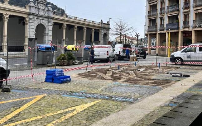Inicio de las obras para la peatonalizacion de Gudarien Plaza, con el Paseo Cubierto al fondo.