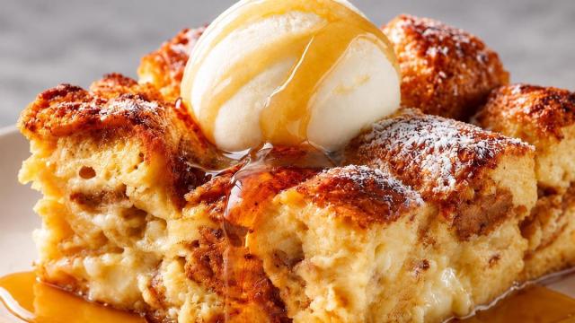 Pudin de pan acompañado de helado de vainilla y un hilo de caramelo.