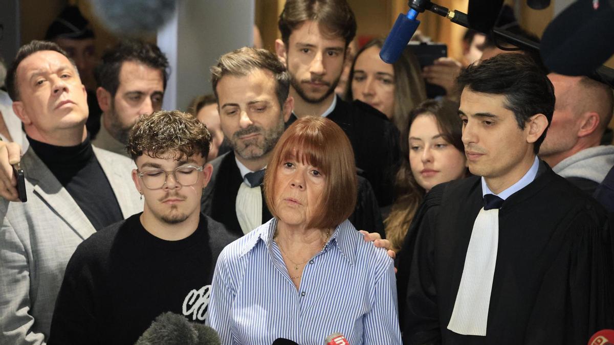 Gisele Pelicot comparece ante los medios a la salida del juzgado de Aviñón.