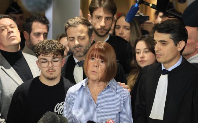 Gisele Pelicot comparece ante los medios a la salida del juzgado de Aviñón. / EFE Gisele Pelicot comparece ante los medios a la salida del juzgado de Aviñón.