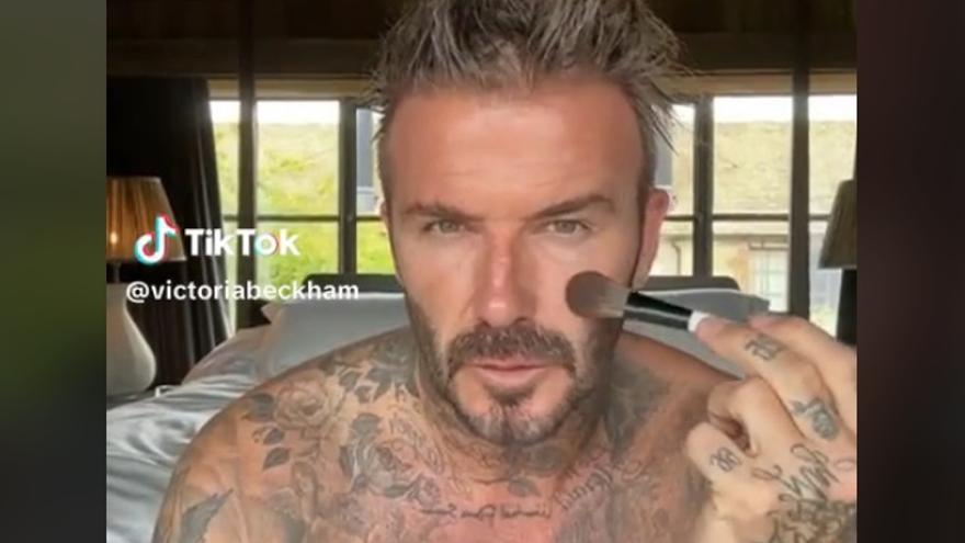 David Beckham, imitando a su mujer.