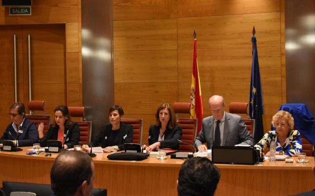 Victoria Rodrigo Fonseca, Rosa Mª. Olmos y Raquel Campoy, a la izquierda, ayer en el Senado.