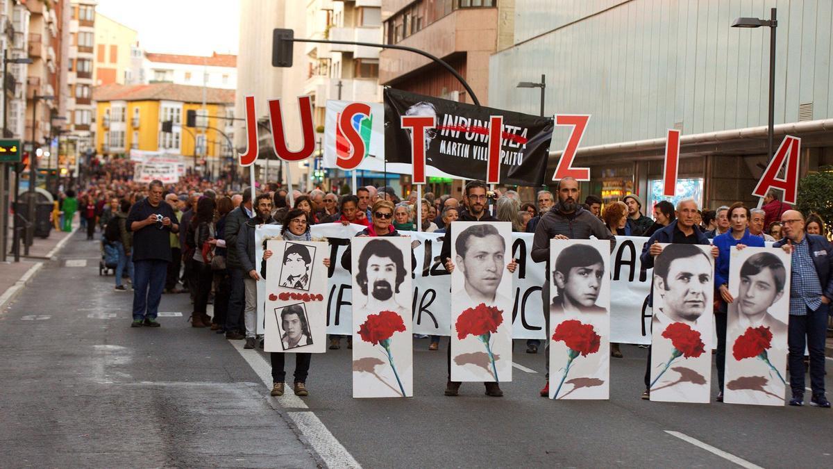 Manifestación en Gasteiz para recordar a los cinco obreros que murieron por disparos de la Policía el 3 de marzo de 1976. Foto: Efe