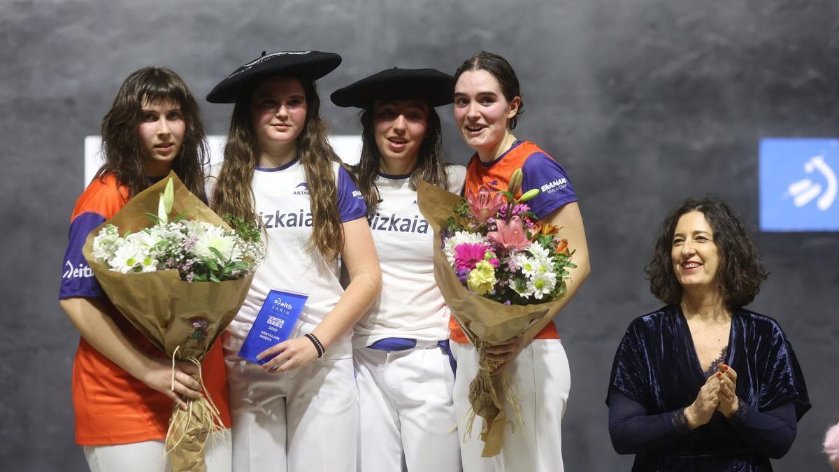 Maite Ortiz de Mendibil, Erika Mugartegi, Arai Lejardi y Maialen Aldazabal, junto a Lorea Bilbao, en el podio del Women Winter Series.