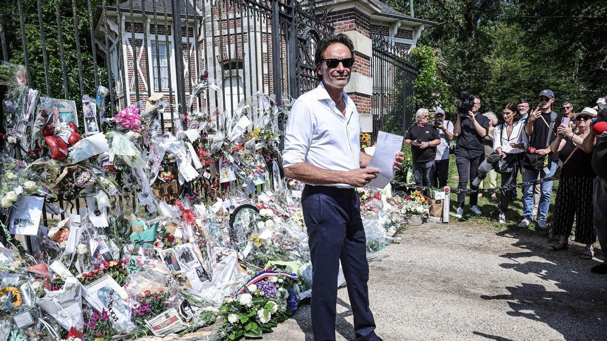 Anthony, el hijo de Alain Delon, a las puertas de la vivienda en la que ha tenido lugar el funeral del actor.