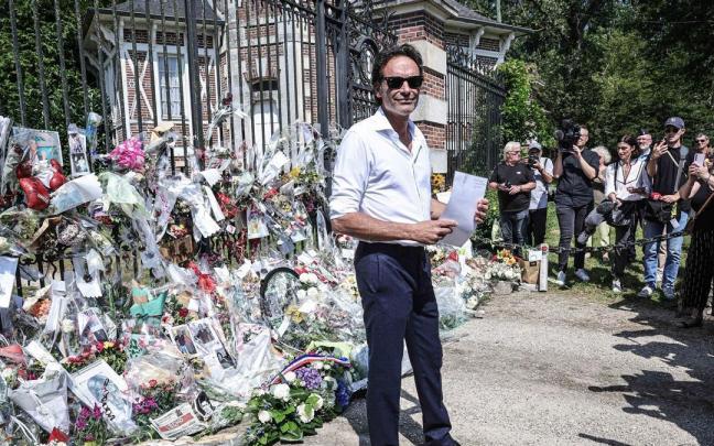 Anthony, el hijo de Alain Delon, a las puertas de la vivienda en la que ha tenido lugar el funeral del actor.