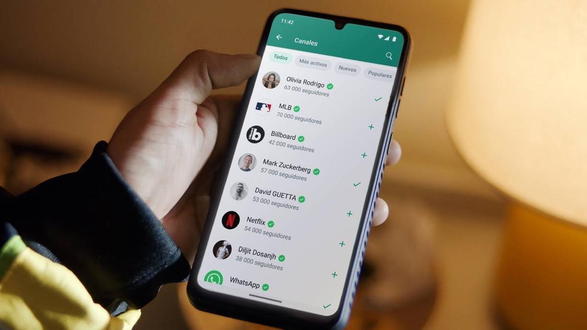 Imagen de un usuario revisando sus mensajes de WhatsApp EUROPA PRESS