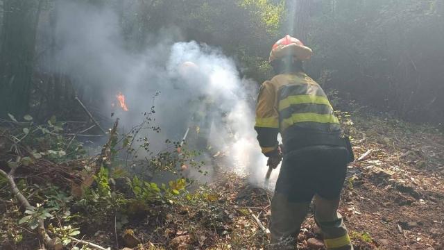 Trabajos de extinción en el incendio forestal de Las Peñas de Riglos (Huesca).