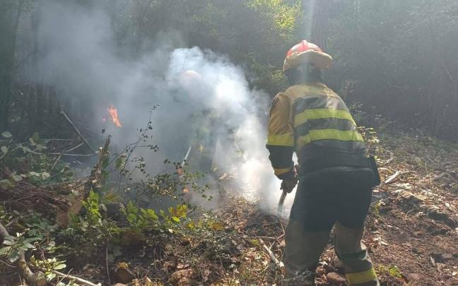 Trabajos de extinción en el incendio forestal de Las Peñas de Riglos (Huesca).