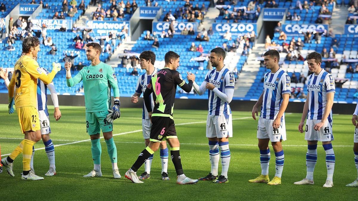 Los jugadores de Rayo Vallecano y Real se saludan antes del amistoso jugado en Anoeta el sábado 10 de diciembre de 2022. / IKER AZURMENDI