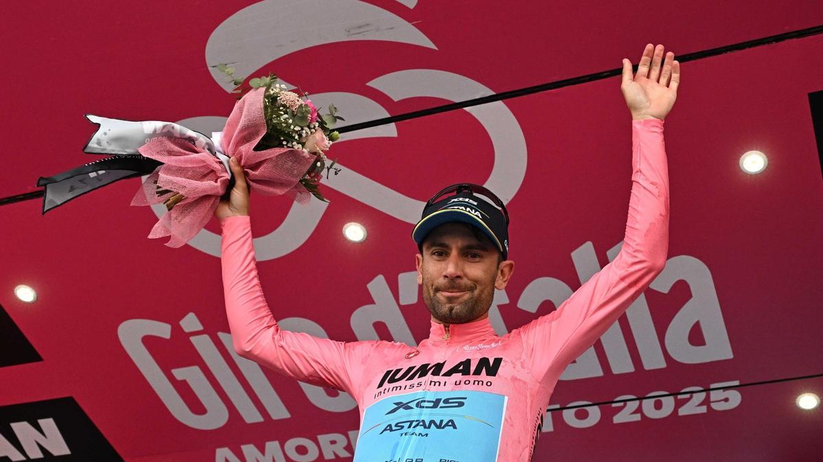 Diego Ulissi luce la maglia rosa.