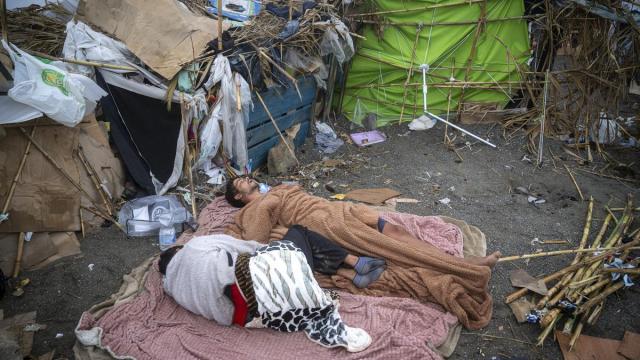 Migrantes en el asentamiento en la playa de El Trampolín.