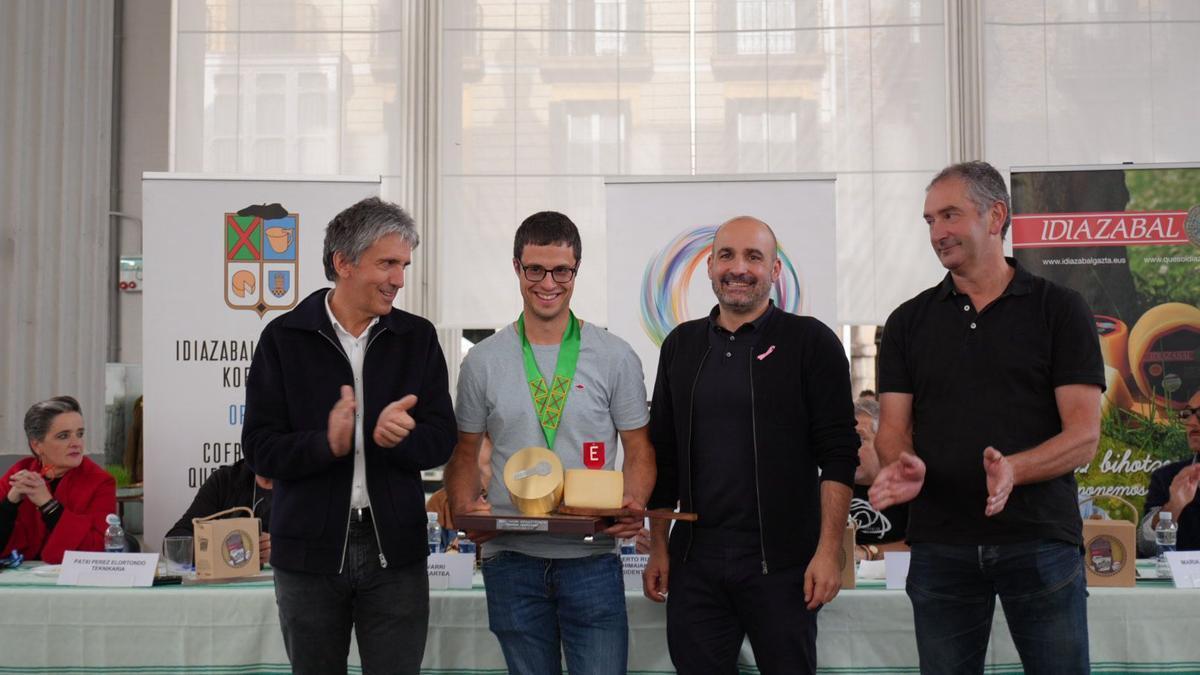 Julen Arburua, de la quesería Kortariko Gasna, con el galardón del concurso de Ordizia.