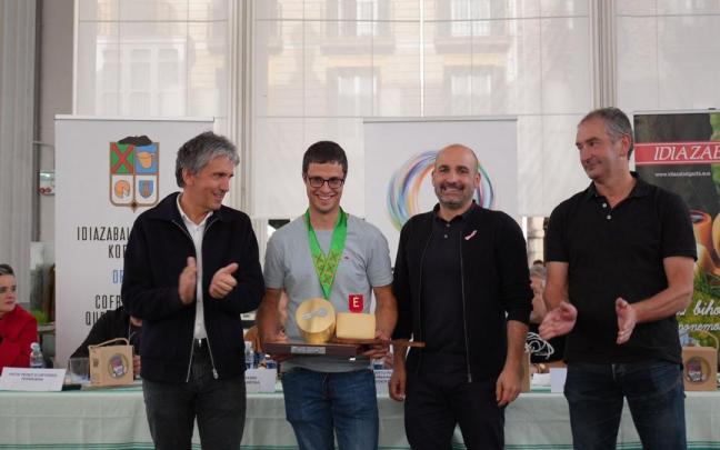 Julen Arburua, de la quesería Kortariko Gasna, con el galardón del concurso de Ordizia.