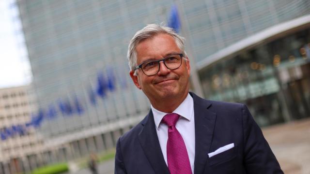El comisario europeo de Asuntos Internos y Migración, Magnus Brunner, ofrece una rueda de prensa frente a la Comisión Europea, en Bruselas.