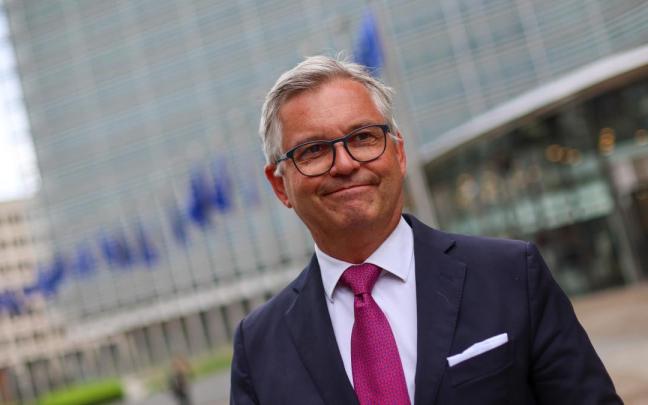 El comisario europeo de Asuntos Internos y Migración, Magnus Brunner, ofrece una rueda de prensa frente a la Comisión Europea, en Bruselas.