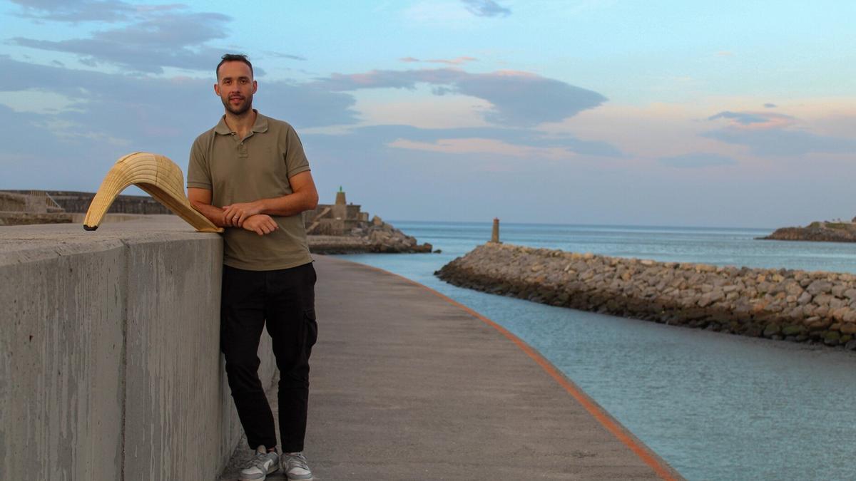 Imanol Lopez, posando para una entrevista a Noticias de Gipuzkoa, camino al faro de Zumaia.